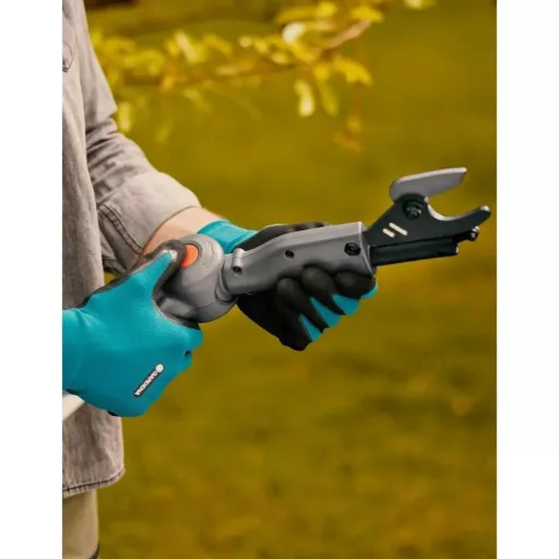 HighCut 250/18V P4A teleszkópos  akkumulátoros ágvágó olló akkumulátorral