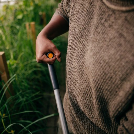 Ergonomic gereblye, ívelt nyéllel