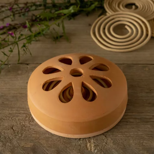 szunyogriaszto-spiral-terrakotta-tartoban