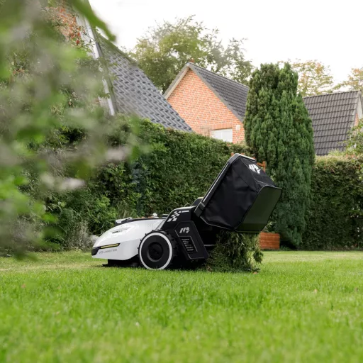 YUKA 3000 robotfűnyíró seprő adapterrel