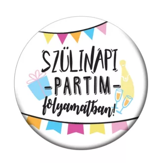 Szülinapi Partim Folyamatban Parti Kitűző - 5,5 cm – Szülinapi és Számos Kitűzők