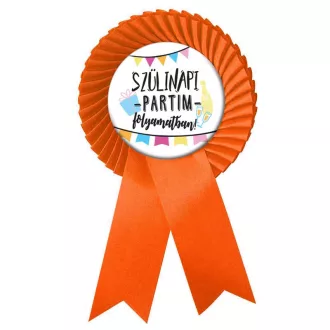 Narancssárga Szalagos Szülinapi Partim Folyamatban Kitűző – Szülinapi és Számos Kitűzők