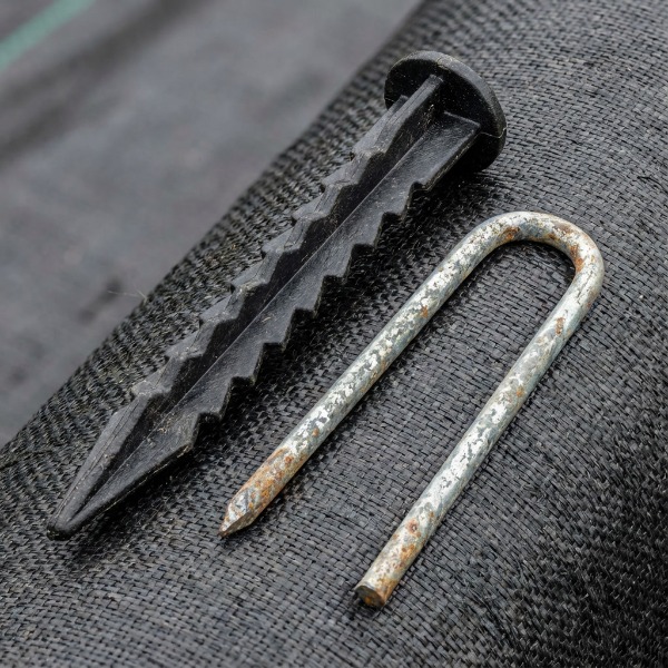 Milyen rögzítő tüskét használjak a geotextília lefogatásához homokos talajon?